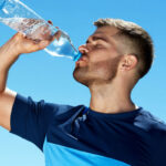 نوشیدن آب از بسیاری جهات برای بدن مفید است، اما چقدر آب باید بنوشیم؟