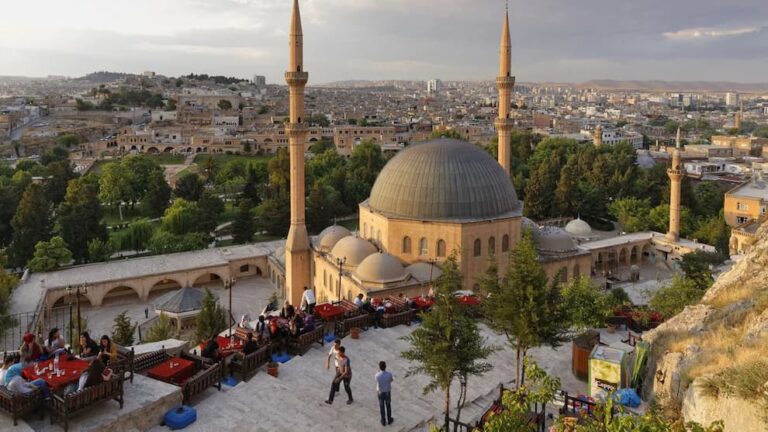 سفر به شانلی‌اورفه در ترکیه؛ شهر پیامبران و نقطه تلاقی سه دین بزرگ جهان