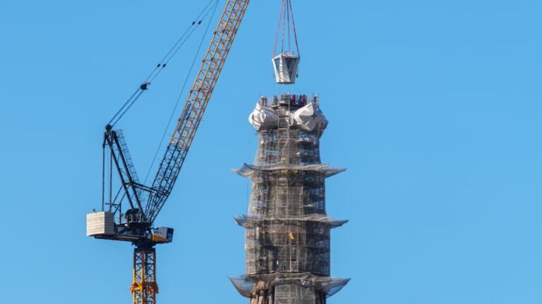 ساگرادا فامیلیا با صلیب ۱۷ متری رکورد زد